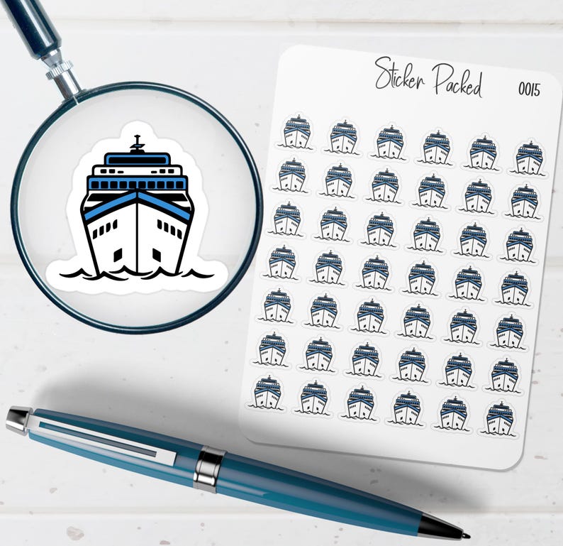 Peut inclure: Une feuille d'autocollants avec un motif de paquebot. Les autocollants sont blancs avec un contour bleu et noir. L'image comprend &eacute;galement une loupe avec un gros plan d'un autocollant de paquebot, un stylo et le texte "Sticker Packed 0015".