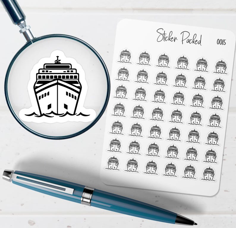 Peut inclure: Une feuille d'autocollants avec un motif r&eacute;p&eacute;t&eacute; de paquebot. Les autocollants sont en noir et blanc et comportent le texte "Sticker Packed 0015". Un stylo et une loupe sont &eacute;galement dans l'image.