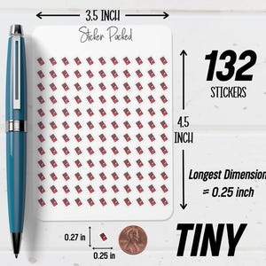 K&ouml;nnte beinhalten: Ein Bogen winziger Aufkleber, jeder mit einem rot-braunen Design, wird neben einem blauen Stift gezeigt. Der Bogen ist 8,9 cm breit und 11,4 cm hoch und enth&auml;lt 132 Aufkleber. Die l&auml;ngste Abmessung jedes Aufklebers betr&auml;gt 0,6 cm. Der Text "Sticker Packed" und "TINY" sind sichtbar.