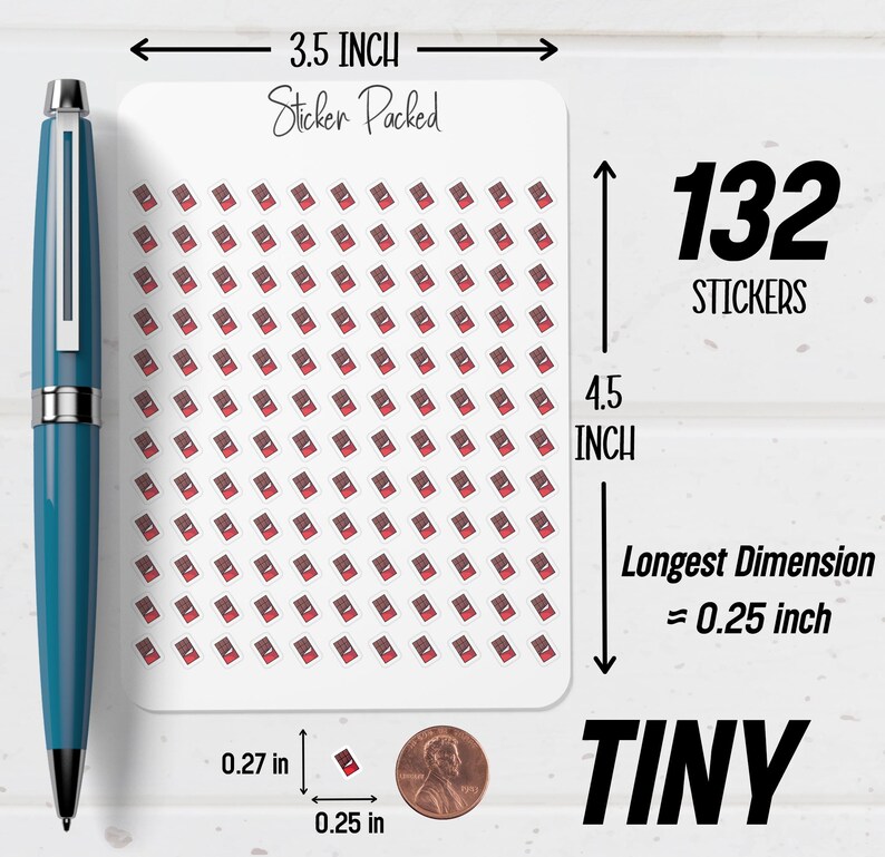 K&ouml;nnte beinhalten: Ein Bogen winziger Aufkleber, jeder mit einem rot-braunen Design, wird neben einem blauen Stift gezeigt. Der Bogen ist 8,9 cm breit und 11,4 cm hoch und enth&auml;lt 132 Aufkleber. Die l&auml;ngste Abmessung jedes Aufklebers betr&auml;gt 0,6 cm. Der Text "Sticker Packed" und "TINY" sind sichtbar.