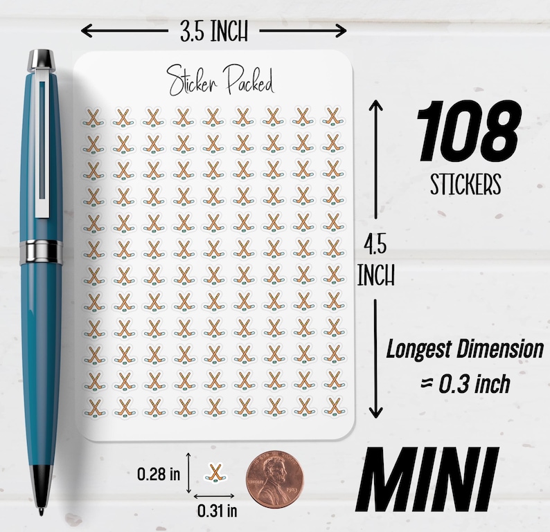 K&ouml;nnte beinhalten: Ein Bogen mit 108 Mini-Hockeyschl&auml;ger-Aufklebern. Der Aufkleberbogen ist 8,9 cm breit und 11,4 cm hoch. Jeder Aufkleber ist in seiner l&auml;ngsten Ausdehnung etwa 0,8 cm gro&szlig;. Der Bogen ist mit "Sticker Packed" und "MINI" beschriftet.