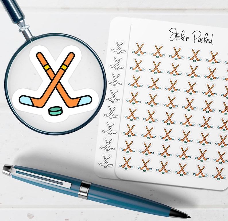 K&ouml;nnte beinhalten: Ein Bogen mit Aufklebern mit Hockey-Schl&auml;ger- und Puck-Designs. Die Aufkleber sind orange, blau und gr&uuml;n. Auf dem Bogen steht "Sticker Packed". Eine Lupe und ein blauer Stift sind ebenfalls im Bild zu sehen.