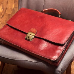Porte-documents en cuir italien vintage auburn foncé à poignée supérieure avec clé