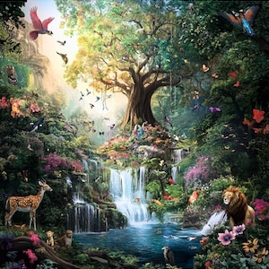 Può includere: Un dipinto vibrante che rappresenta una lussureggiante foresta verde con una cascata che scende da una scogliera rocciosa. Un grande albero con foglie verdi si erge al centro della scena, con un cervo, un leone e vari uccelli e farfalle sparsi per l'immagine.