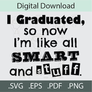 Puede incluir: Diseño gráfico de texto en blanco y negro que dice "I Graduated, so now I'm like all SMART and stuff." El texto está en una fuente en negrita y en bloques. El gráfico es adecuado para usar como diseño imprimible para una tarjeta de graduación, decoración de fiesta o camiseta.