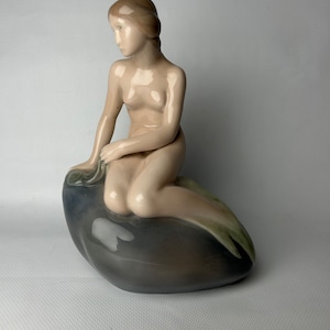Royal Copenhagen-beeldje zeemeermin op een rots. Denemarken. Deens ontwerp. Edvard Eriksen. Verzamelobject uit de jaren 80. Havsfrüen.