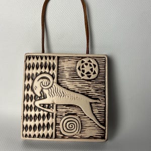 Znak zodiaku Töreboda Koziorożec. Tablica ścienna. Szwecja. Szwedzki projekt. Skandynawia. Boho. Folkart. Lata 70
