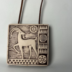Vintage szwedzki Töreboda Keramik znak zodiaku Baran. Ręcznie robiona tablica ścienna. Szwecja. Szwedzki projekt. Skandynawia. Lata 70.