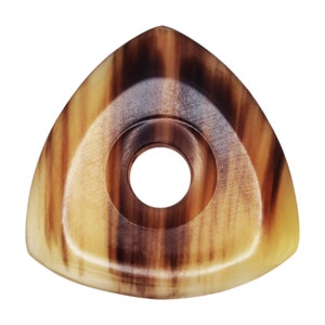 Può includere: Un plettro per chitarra triangolare in legno con un motivo a strisce marroni e gialle. Il plettro ha un grande foro rotondo al centro.