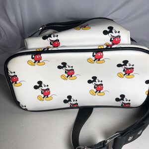 K&ouml;nnte beinhalten: Ein Set aus drei Keramikbechern mit gesprenkelter, matter Oberfl&auml;che. Die Becher sind in den Farbt&ouml;nen Creme, Hellgrau und Dunkelgrau gehalten. Jeder Becher hat ein schlichtes, minimalistisches Design und einen abgerundeten Henkel.