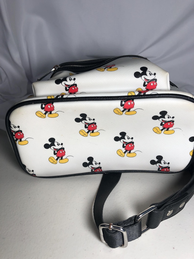 K&ouml;nnte beinhalten: Ein Set aus drei Keramikbechern mit gesprenkelter, matter Oberfl&auml;che. Die Becher sind in den Farbt&ouml;nen Creme, Hellgrau und Dunkelgrau gehalten. Jeder Becher hat ein schlichtes, minimalistisches Design und einen abgerundeten Henkel.