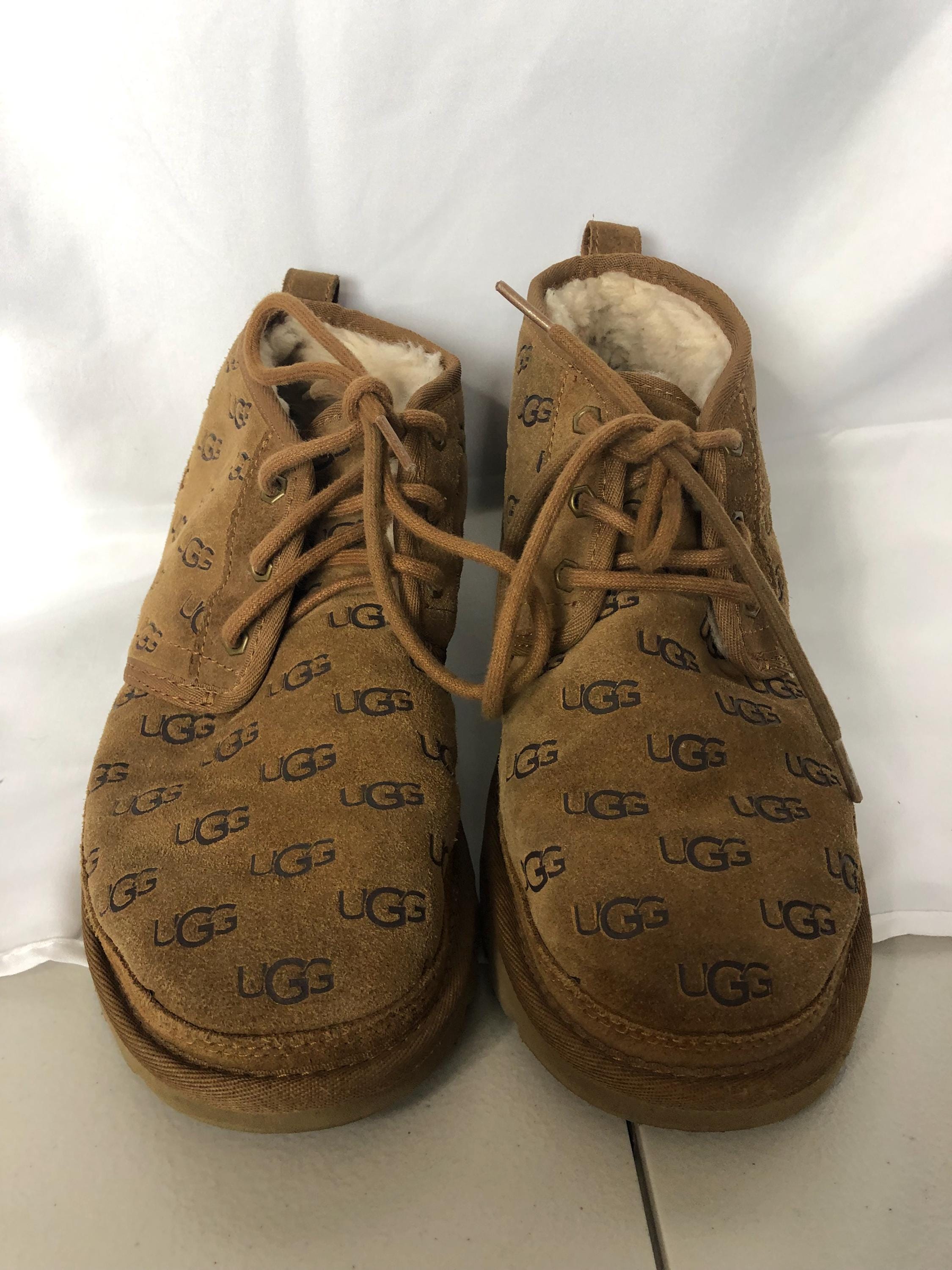 Ugg Neumel 1127851 Embossed Logo Chestnut Mini Ankle‎ Boots. Sz 8 UGG Neumel Embossed All Over Logo Chukka Boots Women Size 6  main image 4