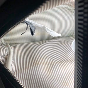 K&ouml;nnte beinhalten: Ein Set aus drei Keramikbechern mit gesprenkelter, matter Oberfl&auml;che. Die Becher sind in den Farbt&ouml;nen Creme, Hellgrau und Dunkelgrau gehalten. Jeder Becher hat ein schlichtes, minimalistisches Design, ideal f&uuml;r Kaffee oder Tee.