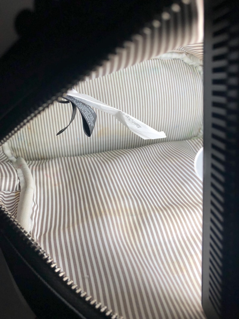 K&ouml;nnte beinhalten: Ein Set aus drei Keramikbechern mit gesprenkelter, matter Oberfl&auml;che. Die Becher sind in den Farbt&ouml;nen Creme, Hellgrau und Dunkelgrau gehalten. Jeder Becher hat ein schlichtes, minimalistisches Design, ideal f&uuml;r Kaffee oder Tee.