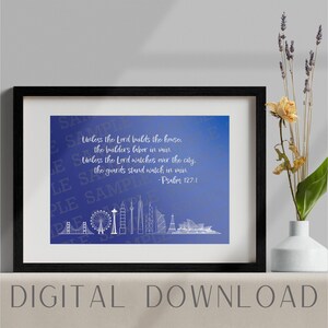 Puede incluir: Una descarga digital de una impresión de arte imprimible con un fondo azul, texto blanco y un horizonte de varias ciudades. El texto dice "Si Jehová no edificare la casa, en vano trabajan los que la edifican. Si Jehová no guardare la ciudad, en vano vela la guarda. - Salmo 127:1"