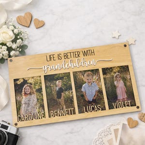 Puede incluir: Marco de fotos de madera clara con la frase "LIFE IS BETTER WITH grandchildren" y cuatro ranuras para fotos. El marco incluye fotos de niños llamados Caroline, Bennett, Lucas y Violet. También hay corazones y estrellas de madera decorativos.