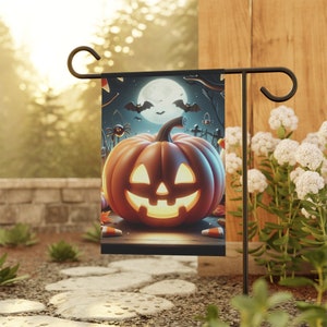 Może przedstawiać: Flaga ogrodowa na Halloween z uśmiechniętą dynią w środku. Flaga jest czarna z ciemnoniebieskim tłem i przedstawia pełnię księżyca, nietoperze i pająki.