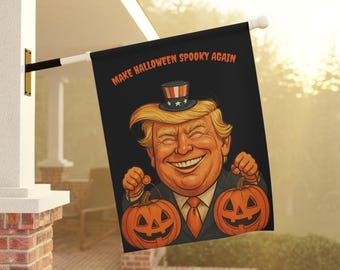 Puede incluir: Bandera negra de Halloween con el texto "MAKE HALLOWEEN SPOOKY AGAIN". La bandera presenta una ilustración de dibujos animados de una persona sonriente con cabello naranja y un sombrero pequeño, sosteniendo dos calabazas naranjas talladas.