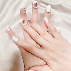 Vintage Butterfly Press-on Nails: Short Oval, Minimalist Chic