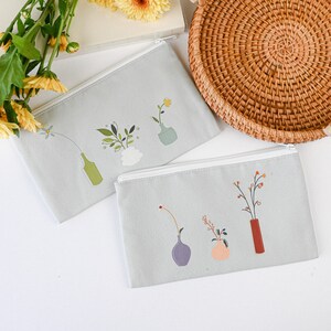Floral pouch bag simple makeup bag aesthetic cosmetic bag small zipper pouch bag