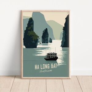 Pode incluir: Impressão artística emoldurada com uma paisagem serena da Baía de Ha Long, Vietname. A obra de arte retrata um barco a navegar em águas calmas, com formações rochosas imponentes e montanhas ao fundo. A paleta de cores inclui tons de azul, verde e bege.