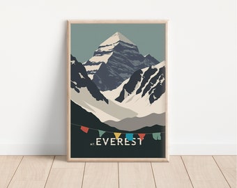 Op de afbeelding: Een ingelijste kunstdruk met een gestileerde illustratie van de Mount Everest. Het kunstwerk toont de berg in tinten wit, grijs en blauw tegen een turquoise hemel. Kleurrijke vlaggetjes hangen onder de berg, met de tekst "MT. EVEREST".