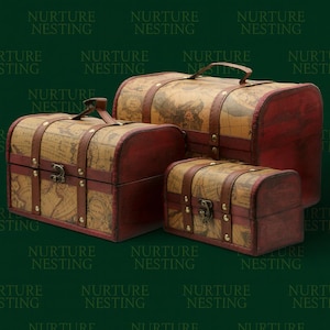 Peut inclure: Ensemble de trois coffres décoratifs en bois avec un motif de carte vintage. Les coffres ont une finition rouge-brun avec des sangles en cuir et des fermoirs en métal. Chaque coffre a une poignée.