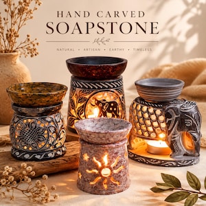Puede incluir: Cuatro quemadores de aceite de esteatita tallados a mano con velas de té. Los quemadores presentan intrincados diseños recortados que incluyen un girasol, un elefante y un motivo solar. El texto "HAND CARVED SOAPSTONE" es visible arriba.