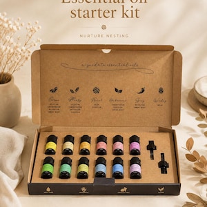 Puede incluir: Un kit de inicio de aceites esenciales en una caja de cartón marrón que contiene doce frascos de vidrio pequeños con etiquetas de colores, dos goteros negros y guías impresas para aromas cítricos, mentolados, florales, herbáceos, especiados y amaderados.