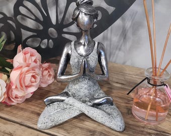 Yoga Lady Statue – Meditationsfigur In Silber Weiß – Modernes Gelassenheits-Dekor – Achtsamkeit Geschenk – Zen Home Ornament