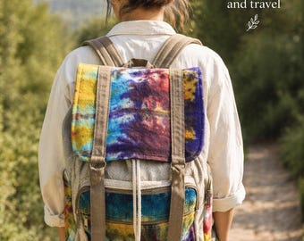 Może przedstawiać: Kolorowy plecak w stylu tie-dye z brązowymi paskami i zapięciem na sznurek. Plecak posiada przednią kieszeń na zamek i jest przeznaczony do codziennego użytku i podróży.