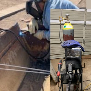 Puede incluir: Un soldador con máscara y guantes de soldadura trabaja en un proyecto de metal. En el fondo se puede ver una máquina de soldar, un cilindro de gas y herramientas de soldadura.