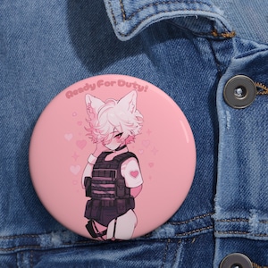 Può includere: Un bottone rosa con un personaggio anime bianco che indossa un giubbotto tattico nero e una camicia bianca con un cuore rosa. Il personaggio ha i capelli bianchi e le orecchie da gatto. Il testo "Ready For Duty!" è scritto in rosa sul bottone.