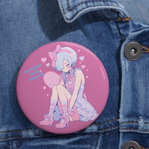 Op de afbeelding: Een ronde, roze button met een anime-stijl illustratie van een personage met lichtblauw haar en een roze outfit. De button heeft de tekst "Certified Cutie Patootie" en is versierd met hartjes en glitters.