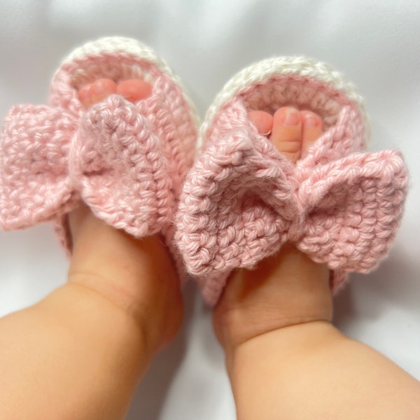 Zapatos rosa pastel para bebé a crochet