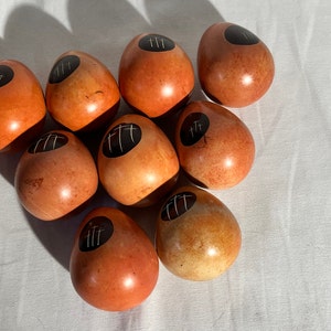 Kisii Speckstein Eier mit Kreuz - 9er Set