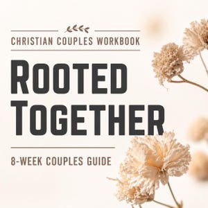 Pode incluir: Um livro de exercícios para casais cristãos intitulado "Rooted Together". A capa creme apresenta o texto "Christian Couples Workbook" e "8-Week Couples Guide", com flores secas no fundo.