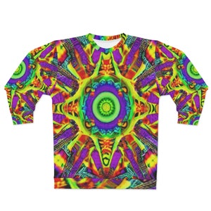 Puede incluir: Una sudadera de manga larga con un estampado psicodélico colorido. El estampado presenta un diseño central de mandala con un esquema de colores verde, morado y amarillo.