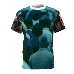 Könnte beinhalten: Rundhals-T-Shirt mit einem Fotoaufdruck einer Menschenmenge in Blau- und Türkistönen. Das T-Shirt hat einen weißen Kragen und weiße Ärmel.