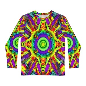 Puede incluir: Una camisa de manga larga con un estampado psicodélico colorido. El estampado presenta un diseño repetitivo de círculos, estrellas y formas geométricas en tonos de verde, amarillo, morado y naranja.