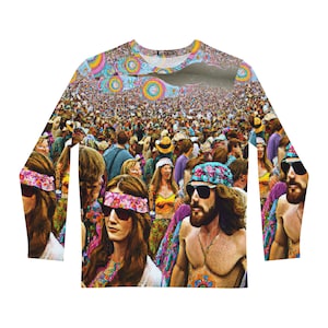 Puede incluir: Una camisa de manga larga con un estampado psicodélico colorido de una gran multitud de personas en un festival de música. El estampado presenta una variedad de colores, incluyendo rosa, morado, azul, verde y amarillo.
