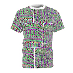 Puede incluir: Una camiseta de manga corta con un diseño abstracto vibrante. La camiseta presenta un mosaico de patrones coloridos en tonos de verde, morado y amarillo. El diseño incluye formas de arco y líneas onduladas, creando un efecto psicodélico. El cuello es blanco.