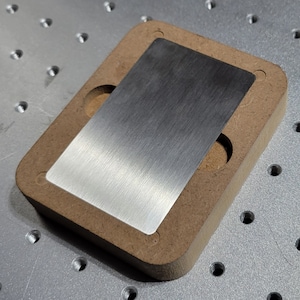 Laser Gravur Vorrichtung für Visitenkarten Amazon (B083GSJ3PT ALUMINIUM und B0854GCPSM EDELSTAHL)