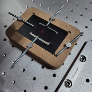 Lasergraveerapparaat Voor portretten op materialen met overburn-compensatie.