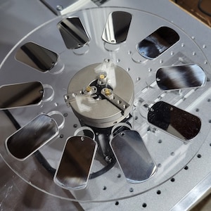 Fixation à cadran rotatif pour gravure laser pour plaques d'identité en acier inoxydable et en aluminium