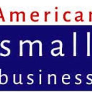 Peut inclure: Logo pour American Small Business, avec les mots "American" en rouge et "small business" en blanc sur un fond bleu.