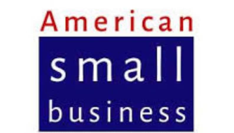 Peut inclure: Logo pour American Small Business, avec les mots "American" en rouge et "small business" en blanc sur un fond bleu.