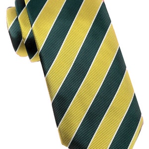 Peut inclure: Une cravate ray&eacute;e vert fonc&eacute; et jaune. La cravate a un motif de rayures diagonales.
