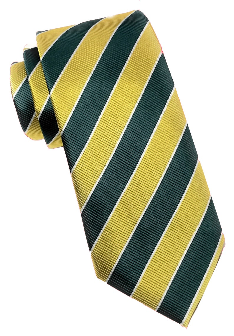 Peut inclure: Une cravate ray&eacute;e vert fonc&eacute; et jaune. La cravate a un motif de rayures diagonales.