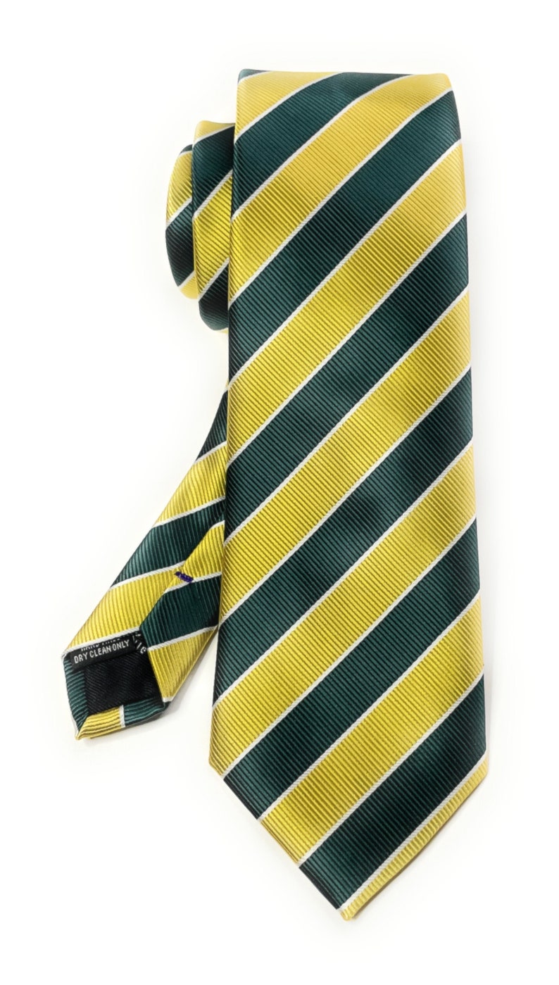 Peut inclure: Une cravate ray&eacute;e jaune et verte avec un motif de rayures diagonales. La cravate porte une &eacute;tiquette indiquant "Nettoyage &agrave; sec uniquement".